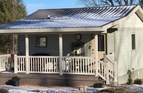 Paoli Apartment | Cozy Studio Cottage by Paoli Peaks with Ocean View