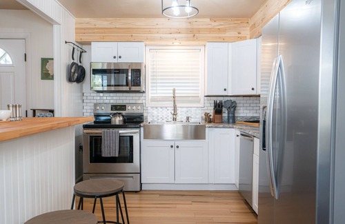 Belleville House | Inviting Belleville Cozy Ranch: Family-Friendly & Rated 10/10