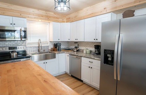 Belleville House | Inviting Belleville Cozy Ranch: Family-Friendly & Rated 10/10