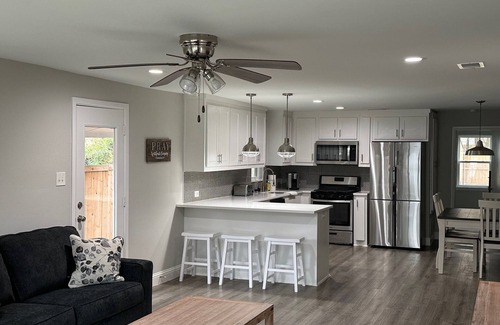 Leonard House | Discover Cozy Retreat Near Downtown Leonard Event Center