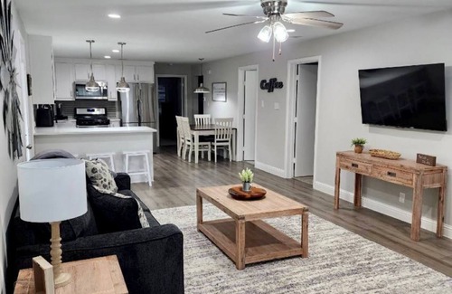 Leonard House | Discover Cozy Retreat Near Downtown Leonard Event Center