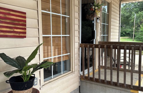 Thaxton House | Nostalgic Stay in a Renovated Country Store – 10/10 Rated