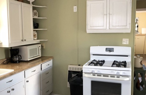 Jayess Apartment | Cozy Treehouse Retreat with Breakfast and Family-Friendly Perks