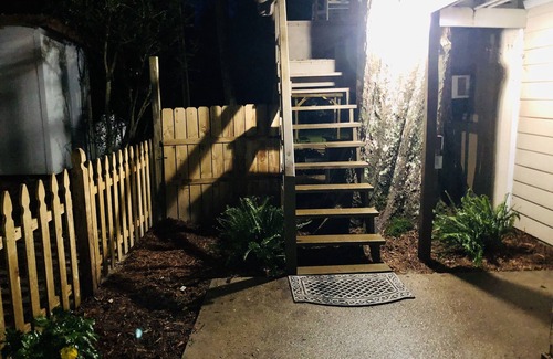 Jayess Apartment | Cozy Treehouse Retreat with Breakfast and Family-Friendly Perks