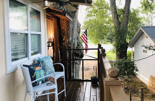 Jayess Apartment | Cozy Treehouse Retreat with Breakfast and Family-Friendly Perks