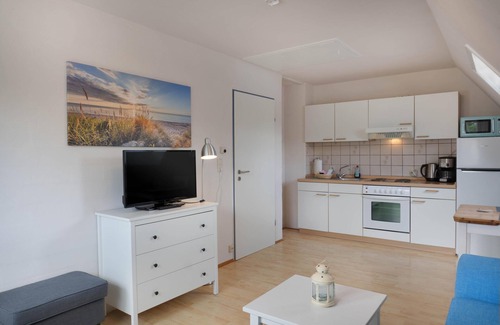 Maasholm-Bad Apartment | Cozy Beachfront Apartment in Maasholm Bad with Pool