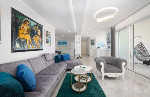 Moca Apartment | SMARAGD Penthouse: Breathtaking Sea Views & Outdoor Pool