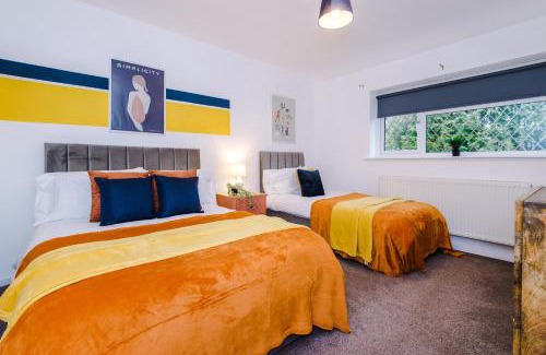 Little Hulton Apartment | Comfortable 3 Bed House with Kitchen Near Langworthy