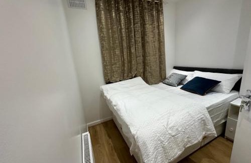 Downham House | Cozy Double Room for Families in Oakridge Road Bromley
