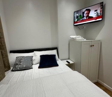 Downham House | Cozy Double Room for Families in Oakridge Road Bromley