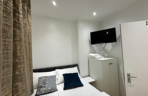 Downham House | Cozy Double Room for Families in Oakridge Road Bromley