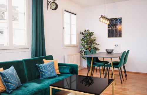 Barmen Apartment | Ideal Getaway for 4: Kitchen, Free Parking & Netflix