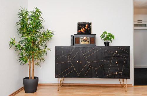 Barmen Apartment | Ideal Getaway for 4: Kitchen, Free Parking & Netflix