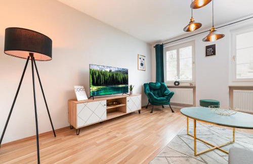 Barmen Apartment | Ideal Retreat for 6 with Kitchen, Parking & Netflix