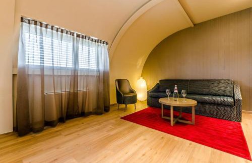 Carpenedo Hotel | Premium Stay at Smart Hotel Holiday - Pet Friendly & More