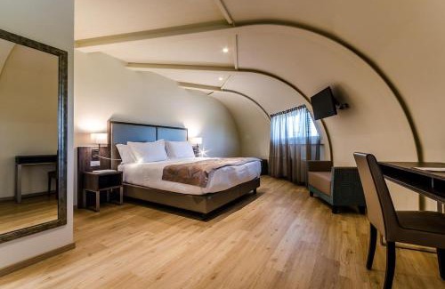 Carpenedo Hotel | Premium Stay at Smart Hotel Holiday - Pet Friendly & More
