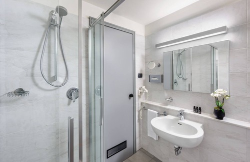 Varedo Hotel | Discover Hotel King: A 4-Star Stay with Spa & Dining