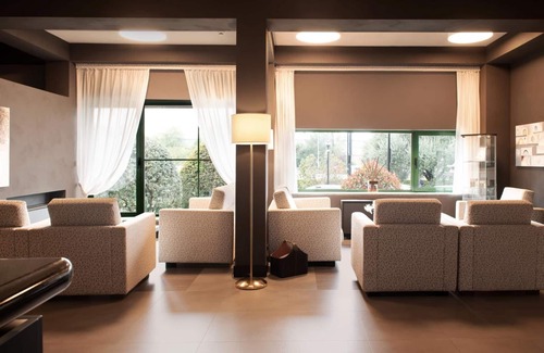 Varedo Hotel | Discover Hotel King: A 4-Star Stay with Spa & Dining
