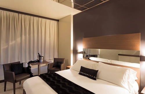 Varedo Hotel | Discover Hotel King: A 4-Star Stay with Spa & Dining