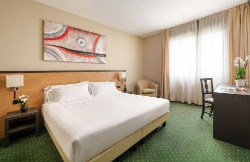 Varedo Hotel | Discover Hotel King: A 4-Star Stay with Family-Friendly Perks