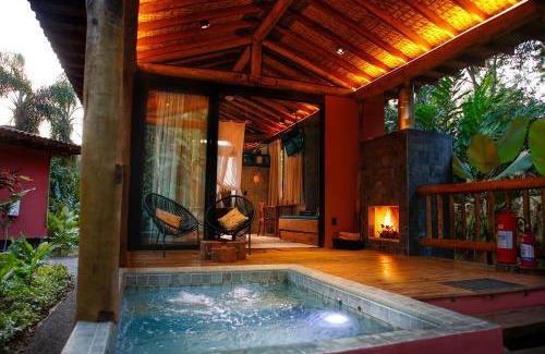 Camburi House | Villa Manakás: Pet-Friendly Oasis with Ocean Views
