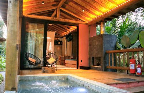 Camburi House | Villa Manakás: Pet-Friendly Oasis with Ocean Views
