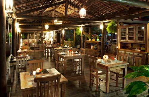 Camburi House | Villa Manakás: Pet-Friendly Oasis with Ocean Views