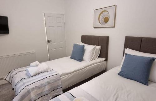 Port Talbot House | Modern 4-Bed House with TVs in Every Room for Families