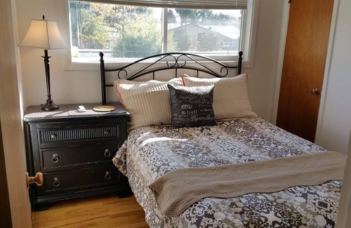 Klamath Falls House | Pet-Friendly Retreat with BBQ & Firepit | Top-Rated Stay!
