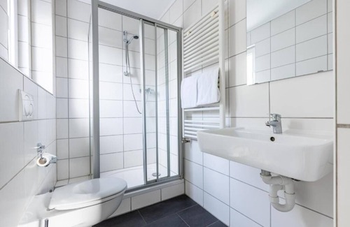 Urbach Hotel | Convenient Airport Hotel Dürscheidt with Breakfast & Family Amenities
