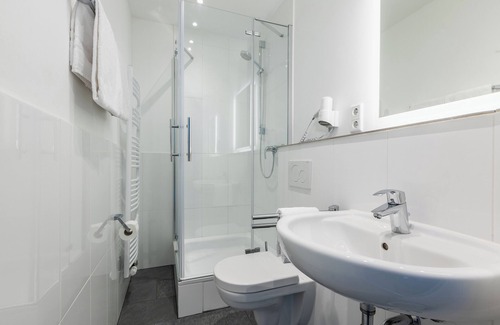 Urbach Hotel | Convenient Airport Hotel Dürscheidt with Breakfast & Family Amenities