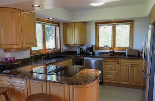 Cortes Island House | Unforgettable Smelt Bay Beach House with Oceanfront Views