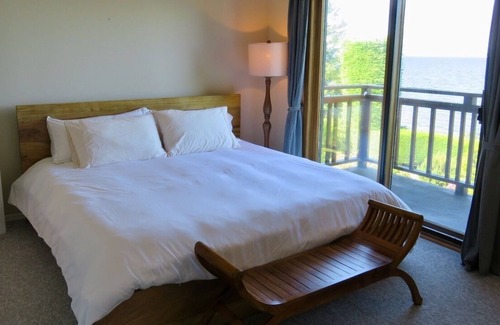 Cortes Island House | Unforgettable Smelt Bay Beach House with Oceanfront Views