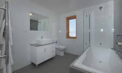 Smiggin Holes Hotel | Relax at Smiggins Hotel & Chalet Apartments with Pool & Spa