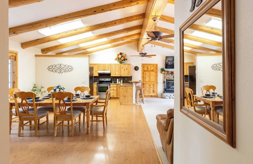 Ketchum House | Smiley Creek Log Cabin: Perfect Getaway for Outdoor Lovers