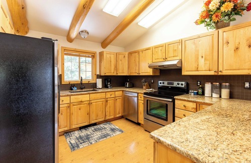 Ketchum House | Smiley Creek Log Cabin: Perfect Getaway for Outdoor Lovers