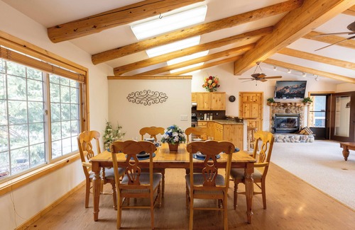 Ketchum House | Smiley Creek Log Cabin: Perfect Getaway for Outdoor Lovers