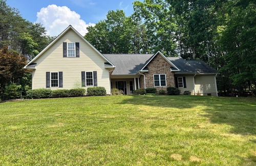 North Shore House | Idyllic Smith Mountain Lake Area with Pool & Spa Amenities