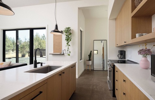 Terrebonne House | Pet-Friendly Smith Rock Oasis with Hot Tub Near the Park