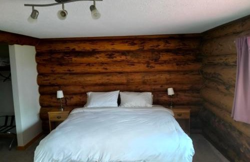 Smithers Bed & Breakfast | Discover Smithers Driftwood Lodge: Rated 9/10 with Family Amenities