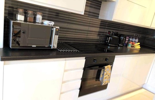 The City of London Apartment | Cozy Central London Flat with Roof Terrace and Kitchen