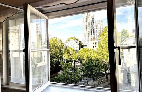 The City of London Apartment | Cozy Central London Flat with Roof Terrace and Kitchen