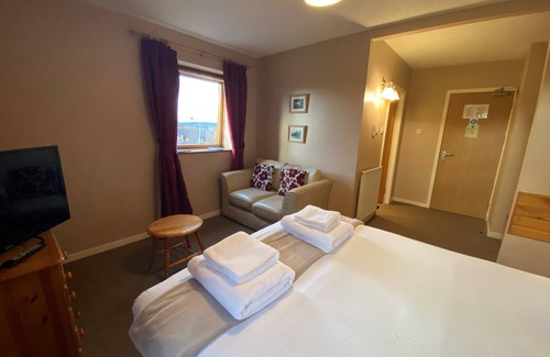 Culloden Hotel | Experience Comfort at Smithton Hotel with Pool & Dining