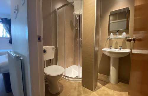 Culloden Hotel | Experience Comfort at Smithton Hotel with Pool & Dining