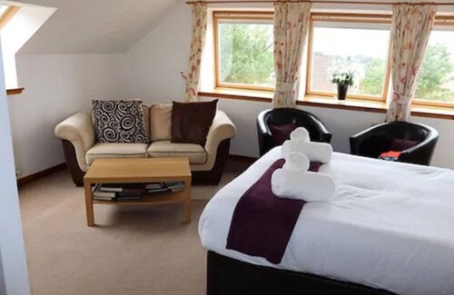 Culloden Hotel | Experience Comfort at Smithton Hotel with Pool & Dining