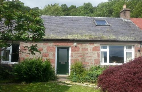 Murthly House | Cozy Smithy Cottage: Pet-Friendly Retreat with High Ratings
