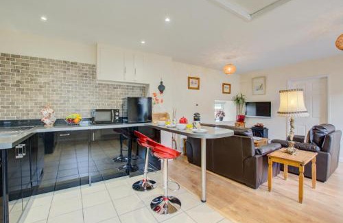 Irstead House | Cozy Smithy Cottage: Family-Friendly Escape with High Ratings