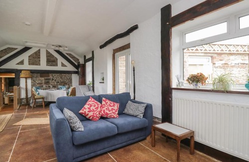 Welton House | Family-Friendly Smithy Cottage: 4-Star Guest Rated Haven