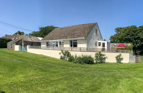 Carnhedryn House | Pet-Friendly Retreat at Smithy Cottage - Family Friendly Escape