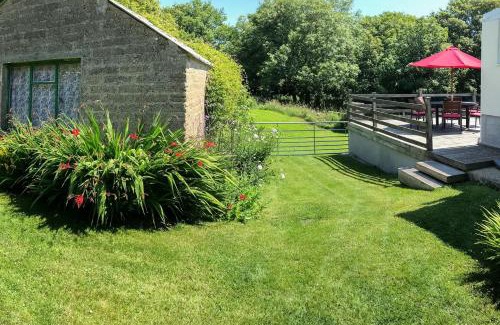 Carnhedryn House | Pet-Friendly Retreat at Smithy Cottage - Family Friendly Escape